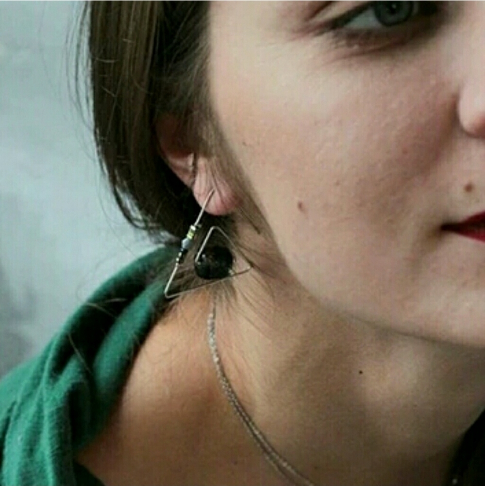 ๐HP๐ Triangle Threader Earrings Gold - Picture 4 of 5